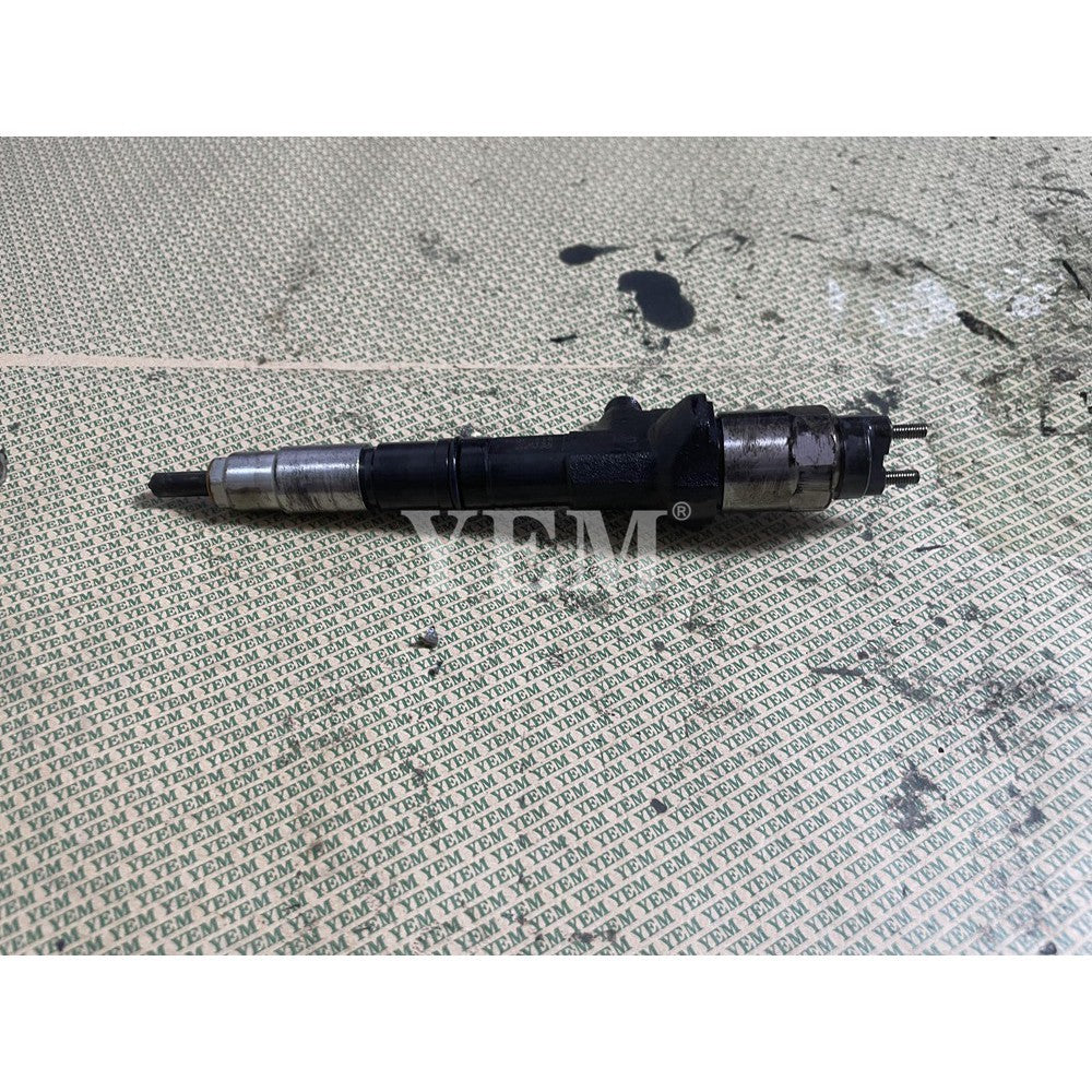 Fuel Injector 15841-53860 For Kubota V6108 Engine
