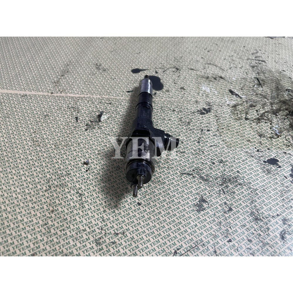 Fuel Injector 15841-53860 For Kubota V6108 Engine